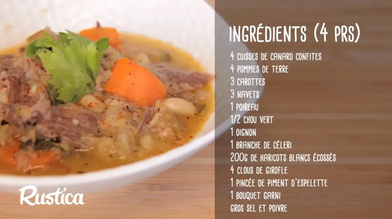 Un plat réconfortant de garbure facile, avec du canard confit, des légumes et des haricots blancs. Parfait pour un repas convivial.