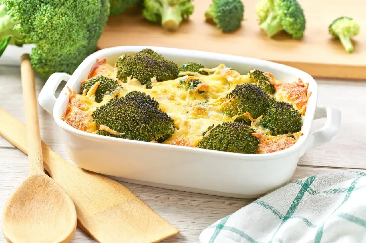 Un plat gratin&eacute; de brocolis au fromage, pr&ecirc;t &agrave; &ecirc;tre d&eacute;gust&eacute;. Une recette simple et savoureuse avec des brocolis frais.