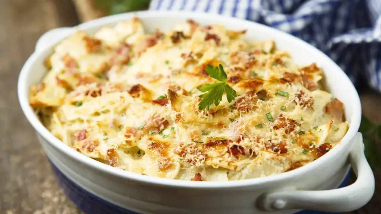 Plat gratiné de tartiflette crémeuse, parsemé de lardons et de persil frais. Un délice réconfortant, parfait avec un verre de vin blanc.