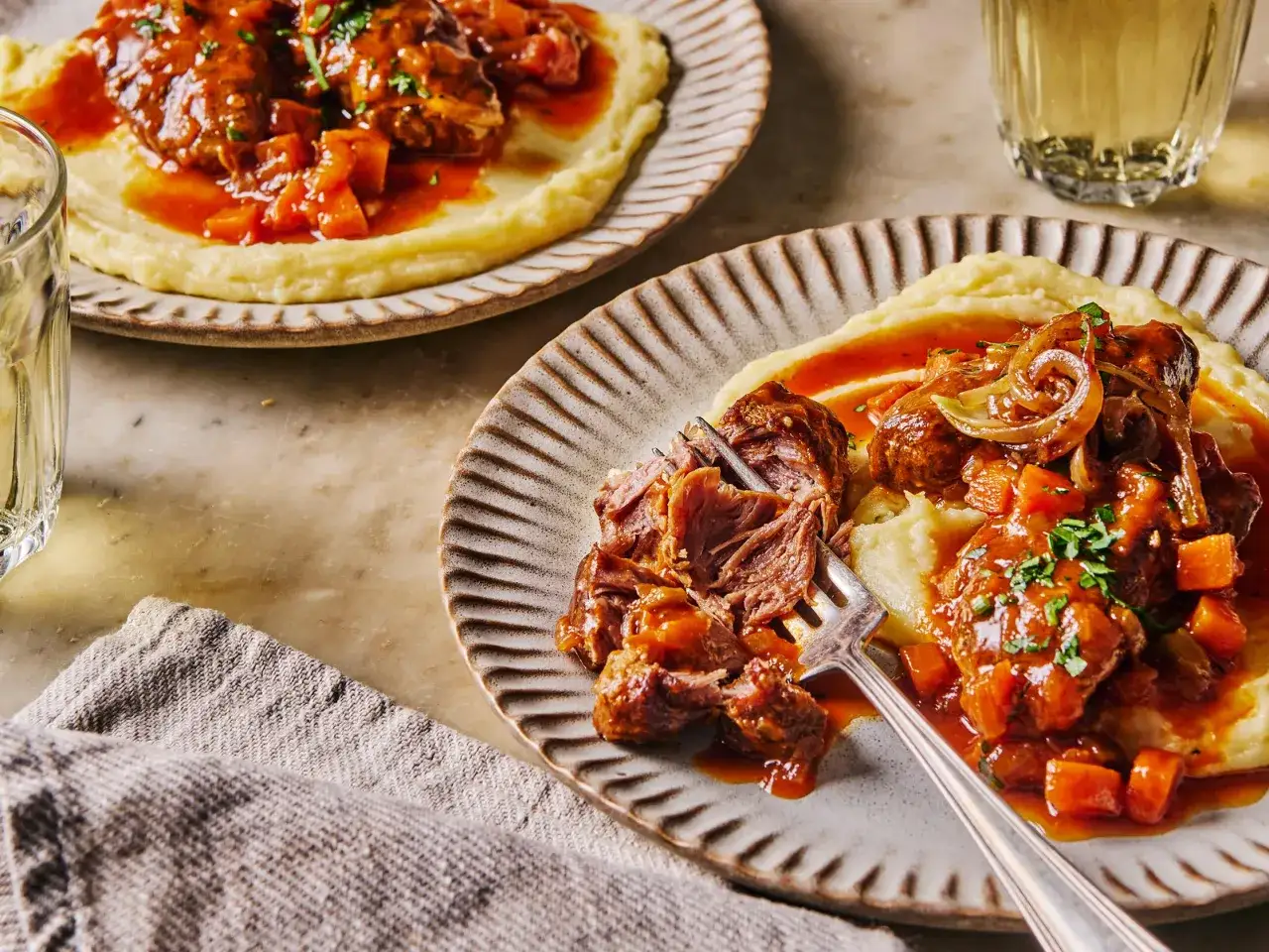 Joue de porc en cocotte, tendre et savoureuse, servie sur une purée onctueuse. Un plat réconfortant prêt à être dégusté.