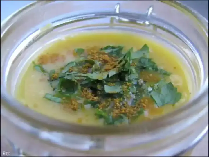 Soupe réconfortante dans un bocal, garnie de persil frais et d'épices. Une recette entrée hiver facile et savoureuse.